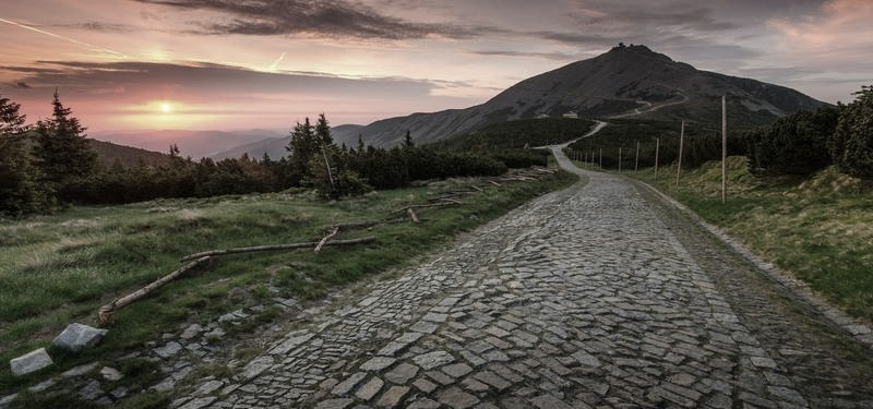 Poradniki CS inspirowane „Śnieżką” – zimowe taktyki na wygrane rundy